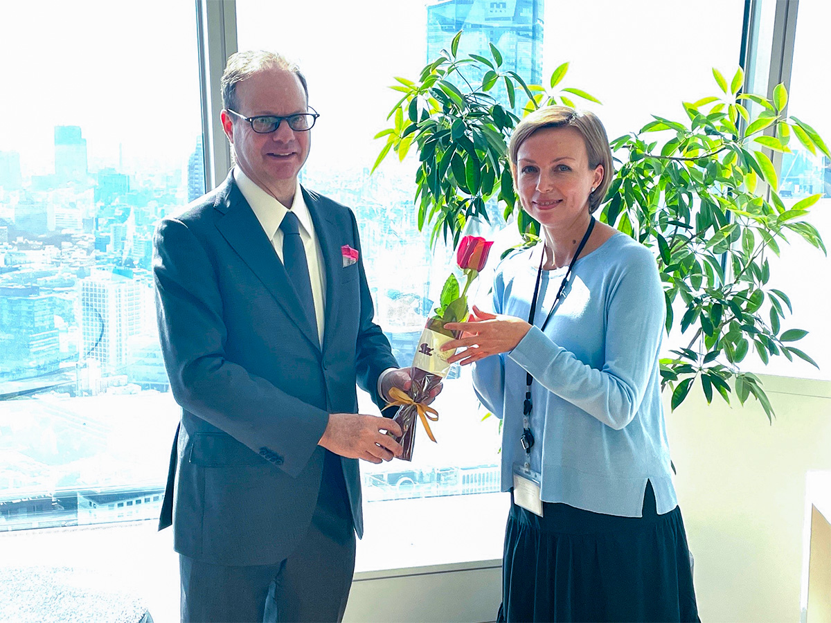 一輪のバラを大切な人に贈るバレンタインデー