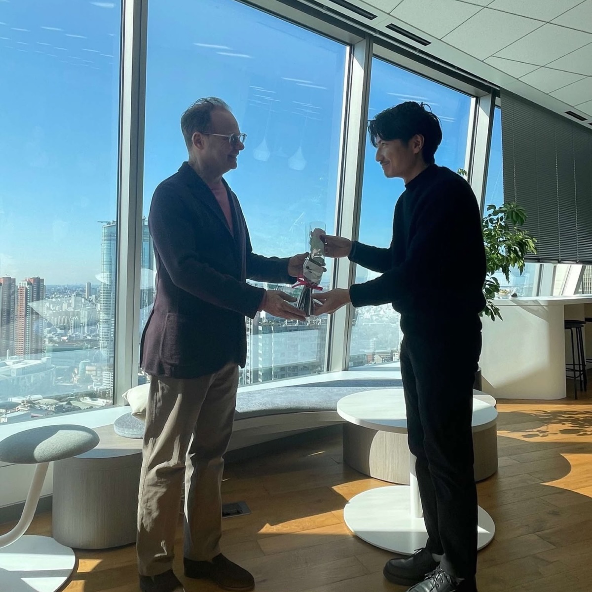 一輪のバラを大切な人に贈るバレンタインデー