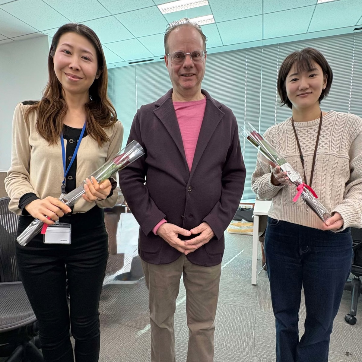 一輪のバラを大切な人に贈るバレンタインデー